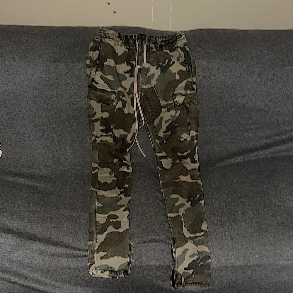 Men’s camo cargo joggers